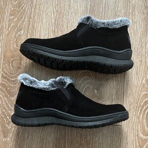 NWOT Minnetonka black suede plush faux fur lined boots/booties, 7